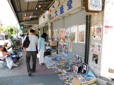 雨の日商店街